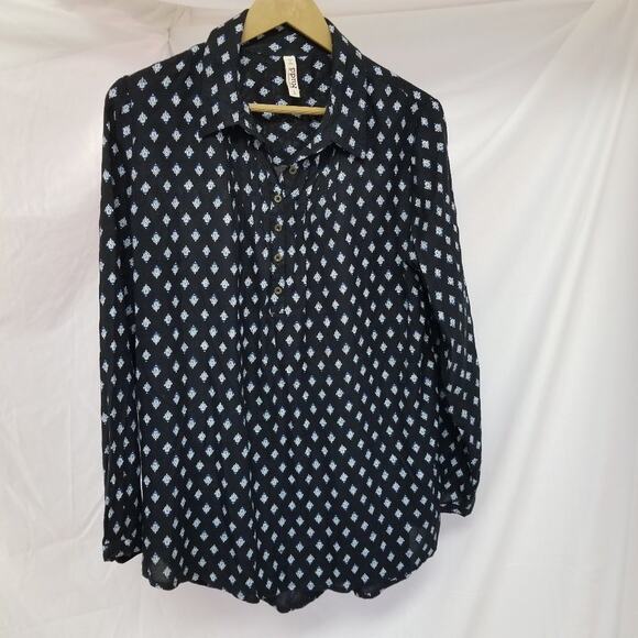 Mudd Blue White Pullover 1/2 Button Down Silky Feel Top EUC Size L - Picture 1 of 11